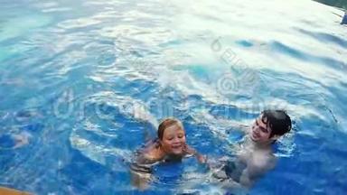 快乐的少年男孩和父亲一起笑，在游泳池慢动作。 <strong>1920</strong>x1080